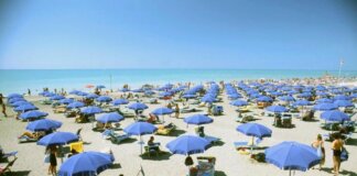 Vacanze al mare, rincari del 12,9%: a Viareggio la spesa media è di 232 euro a settimana Una spiaggia attrezzata