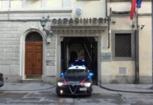 Rapina di notte un coetaneo con la scusa di una sigaretta: arrestato un 17enne Il comando dei carabinieri di Firenze