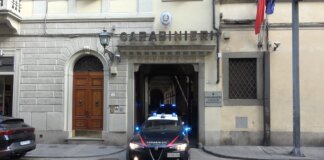 Rapinano un minorenne in centro a Firenze: presi in due Il comando dei carabinieri di Firenze