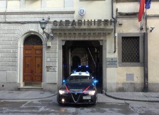 Rapinano un minorenne in centro a Firenze: presi in due Il comando dei carabinieri di Firenze