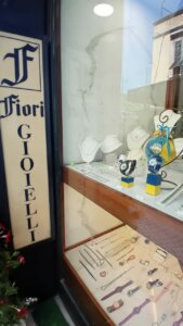 La vetrina della gioielleria Fiori con l'orologio celebrativo