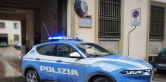 Tenta la rapina in gioielleria, prima di fuggire estrae un machete: in manette