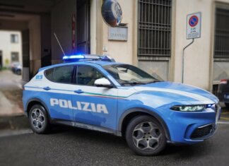 Tenta la rapina in gioielleria, prima di fuggire estrae un machete: in manette