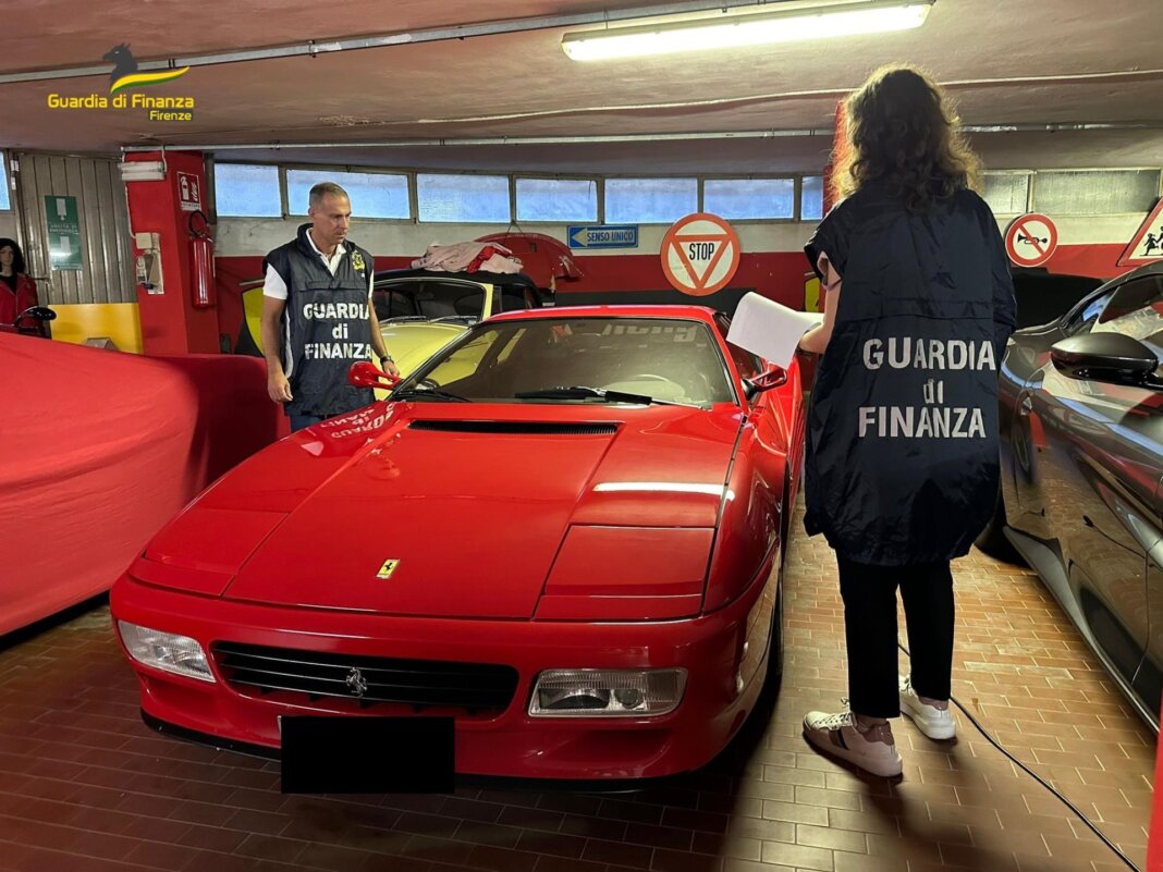 Riciclaggio a Firenze, sequestrate anche due Ferrari