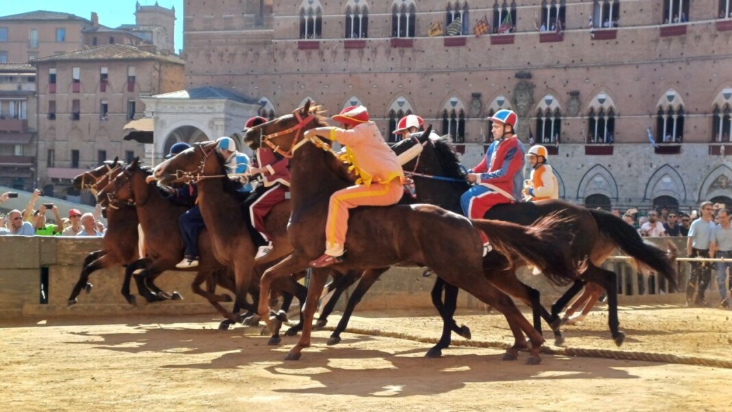 Pioggia improvvisa prima della partenza: rinviata la carriera del Palio