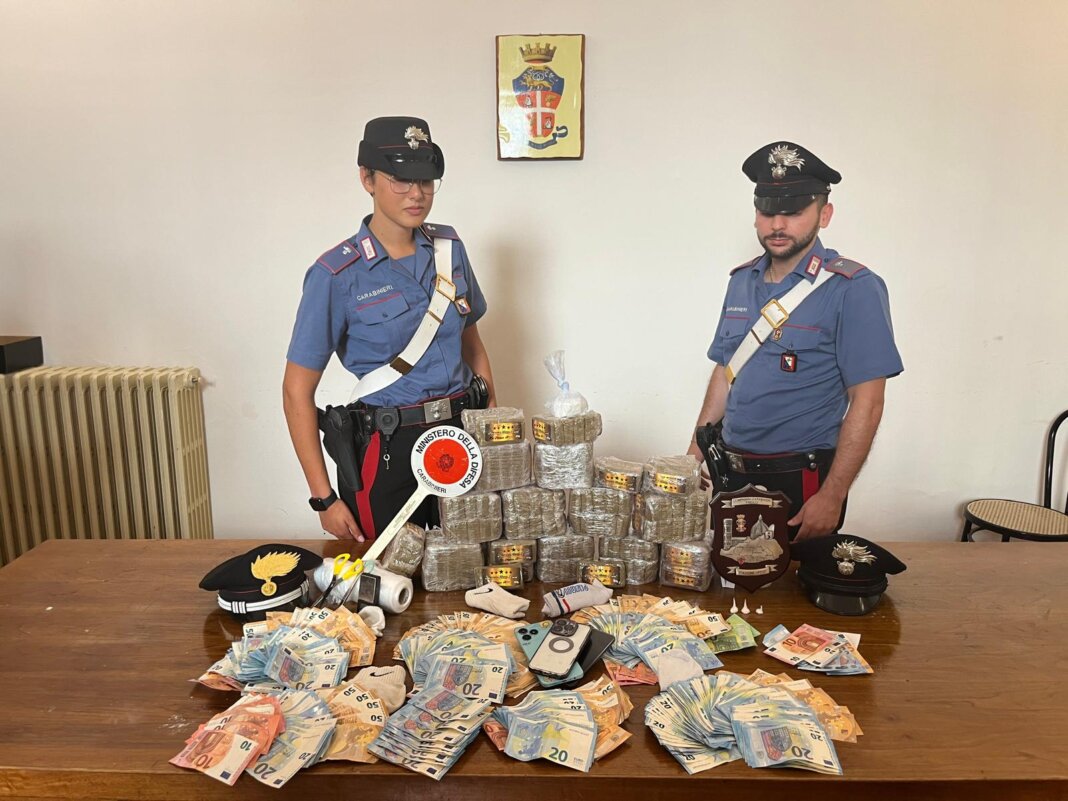 Il denaro e la droga sequestrati dai carabinieri a Firenze (foto Carabinieri)