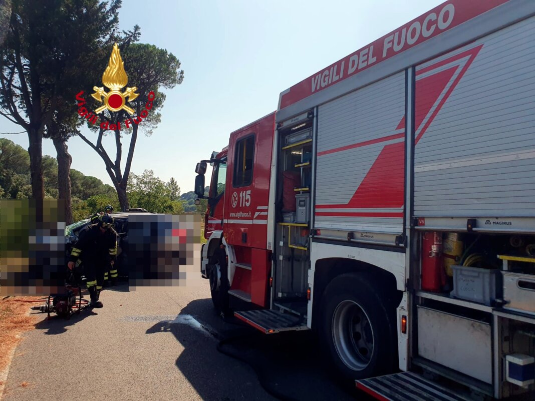 In auto contro un pino, muore un 27enne a Signa