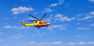 Perde il controllo dell’auto e si schianta a bordo strada: due feriti nell’incidente