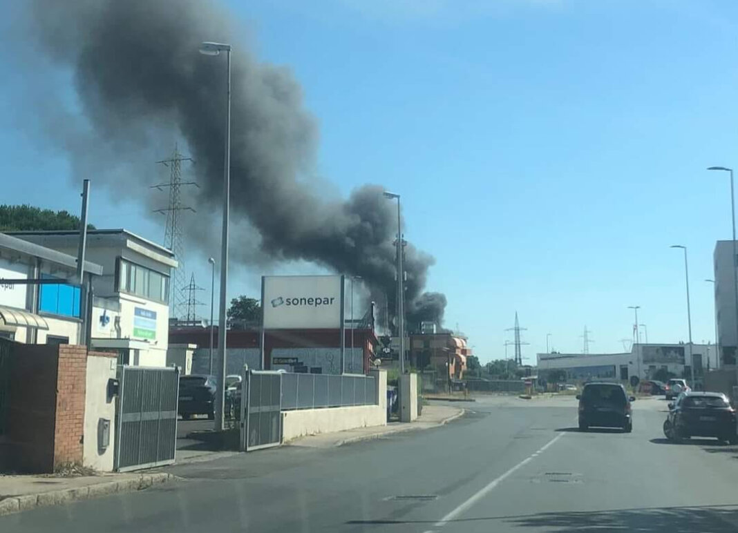 Incendio a Livorno: a fuoco officina. C'è una persona ferita