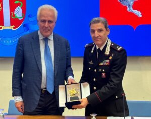 Il momento della consegna del Pegaso d'Oro al Comando Legione Toscana Caserma Baldissera