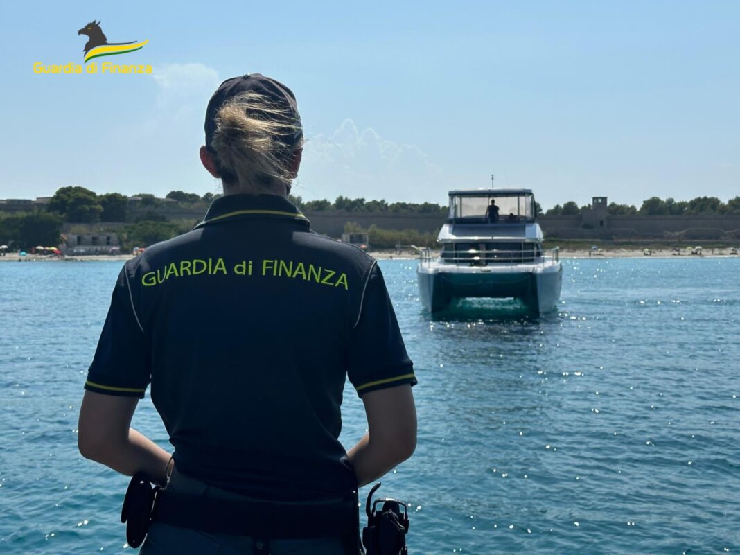 Barche alla fonda nell'area marina di Pianosa, multe per 7mila euro (foto Sala Stampa Gdf)