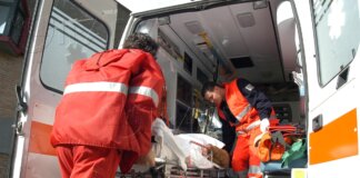 Incidente mortale sul lavoro a Carrara: 44enne schiacciato da alcune lastre di marmo ambulanza