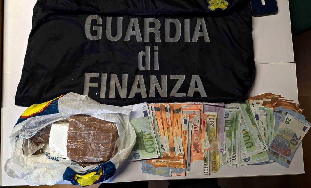 Nell'auto con mezzo chilo di cocaina e quasi 50mila euro in contanti, arrestato dalla Guardia di Finanza (foto Sala stampa Gdf)