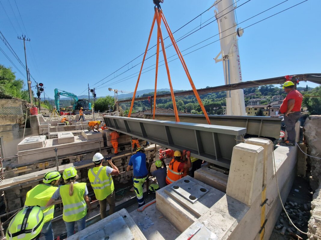 Conclusi lavori da sei milioni di euro per la sostituzione di un ponte della linea ferroviaria a Rignano sull'Arno (foto Rfi)