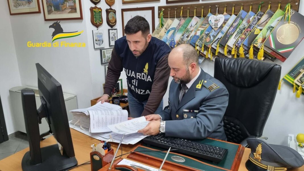 Emolumenti a nero o lavoratori senza contratto in un albergo di Livorno: la scoperta della Guardia di Finanza (Foto Sala Stampa Gdf)