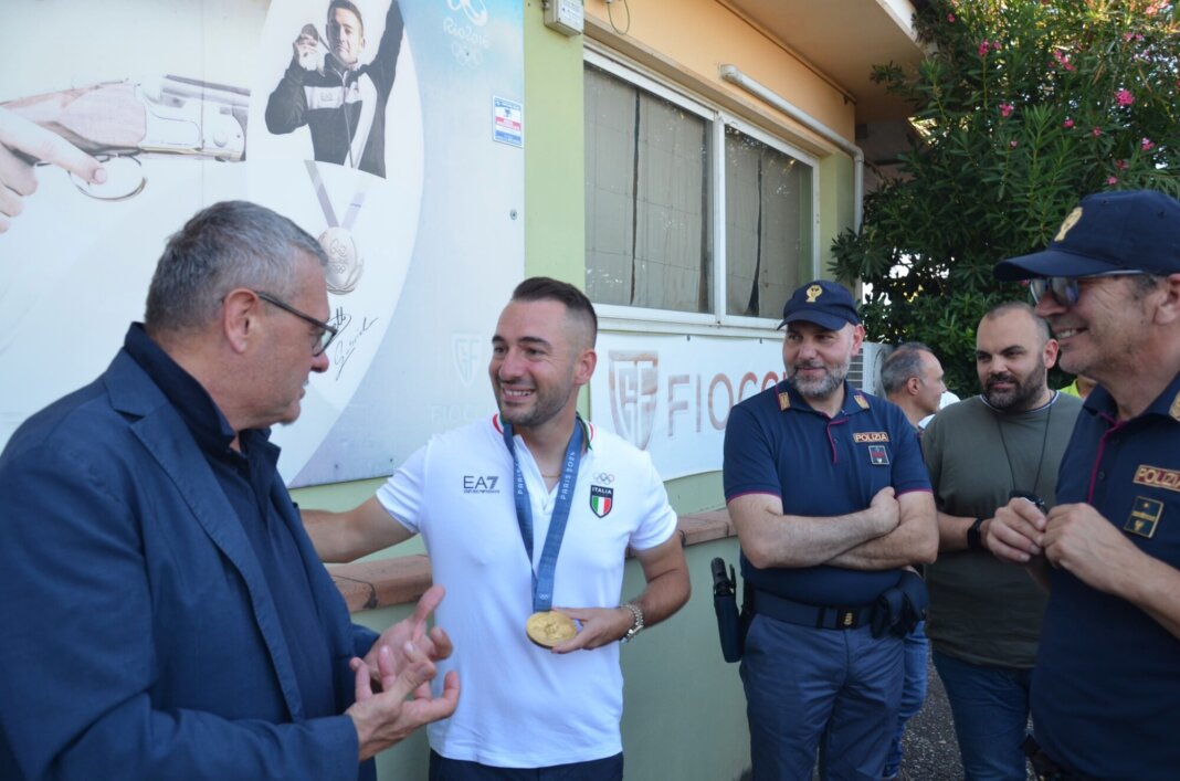 Gabriele Rossetti festeggia l'oro olimpico con i colleghi della Questura di Pistoia