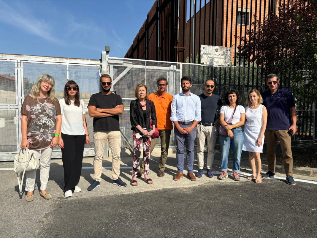 Delegazione del Pd e della Camera Penale di Prato in visita per Ferragosto al carcere della Dogaia (foto Camera Penale di Prato)