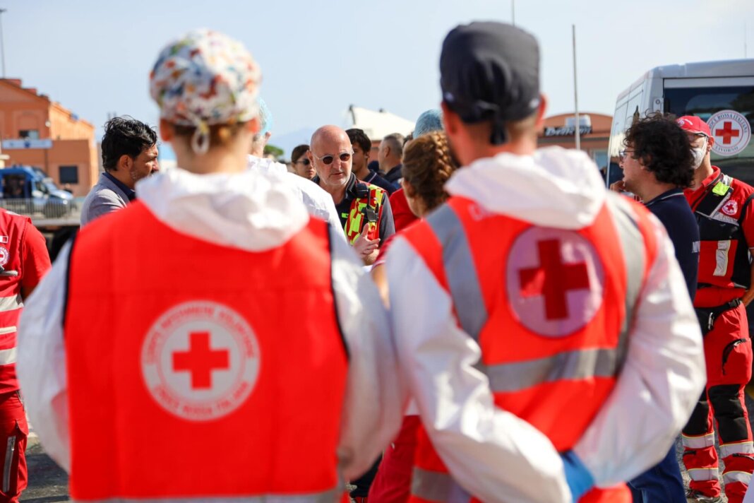 Attraccata al porto di Livorno la nave Geo Barents con 57 migranti a bordo (foto Croce Rossa Italiana)