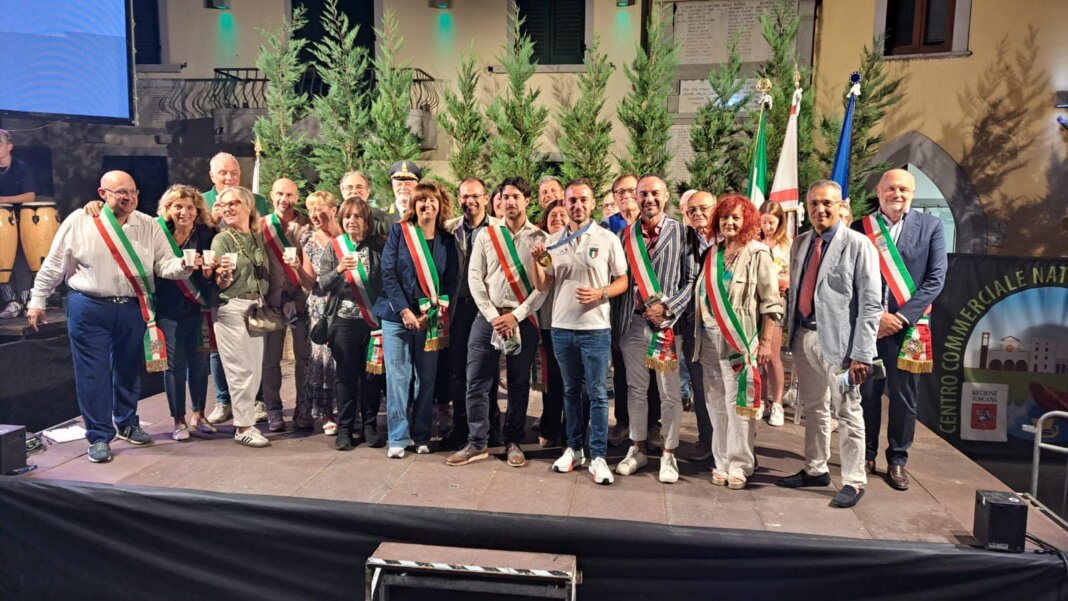 Bagno di folla per il campione olimpico Gabriele Rossetti per la festa in piazza a Ponte Buggianese (foto FB Nicola Tesi)