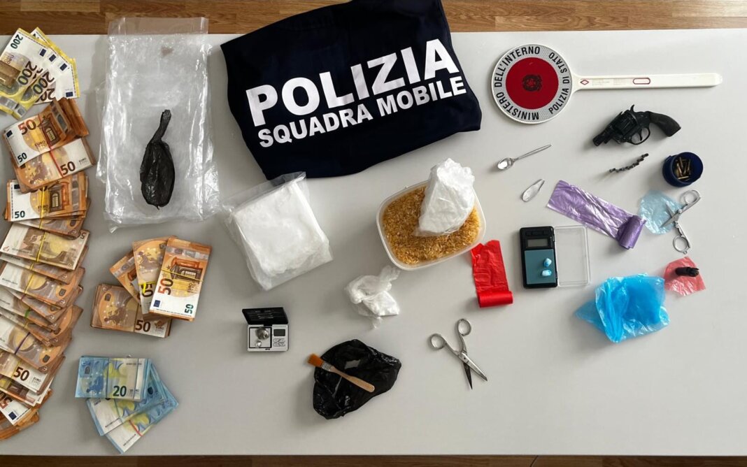 Due in manette a Siena: avevano un chilo di cocaina, oltre 30mila euro in contanti e una pistola