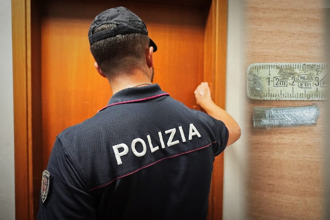 Un arresto per tentato furto fa emergere una nuova tecnica dei ladri per riconoscere l'assenza prolungata dei proprietari da una casa (foto Questura di Firenze)