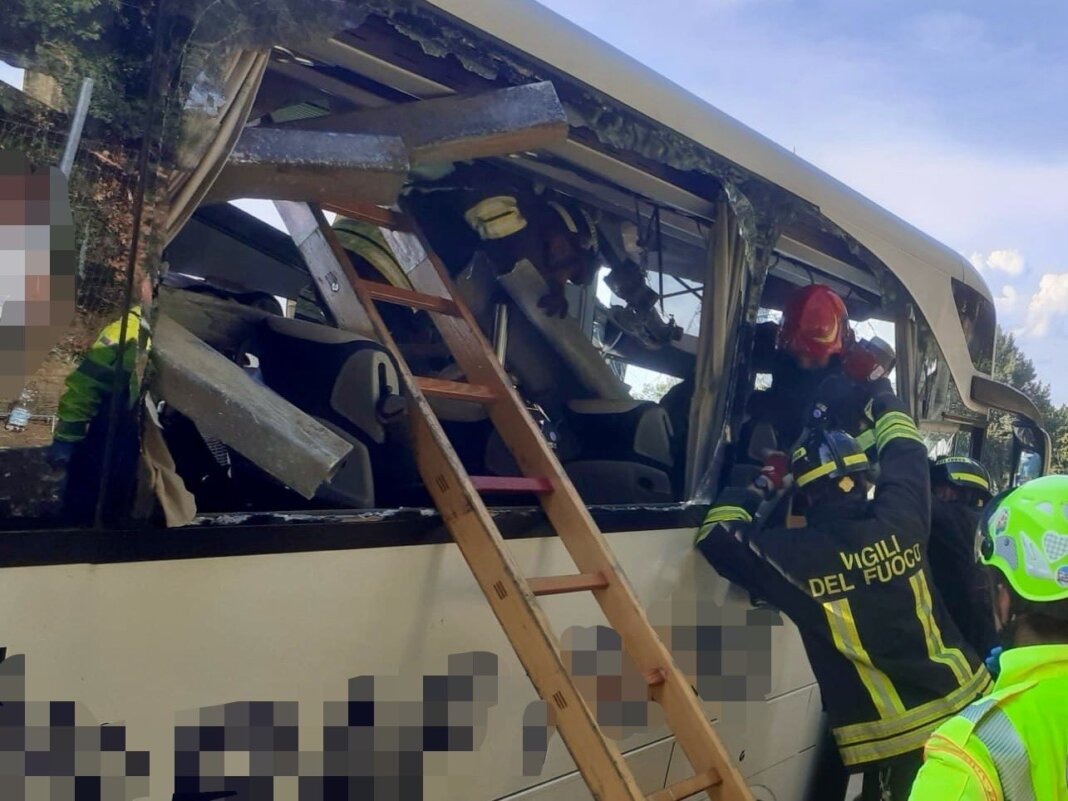 Un momento dell'intervento dei vigili del fuoco sul pulllman sventrato (foto vigil del fuoco su X)