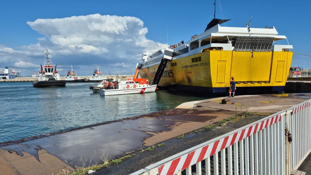 Incendio sul traghetto a Piombino, evacuazione 300 persone da scivoli