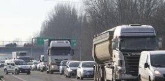 Camion si ribalta sulla direttissima A1: disagi e lunghe code