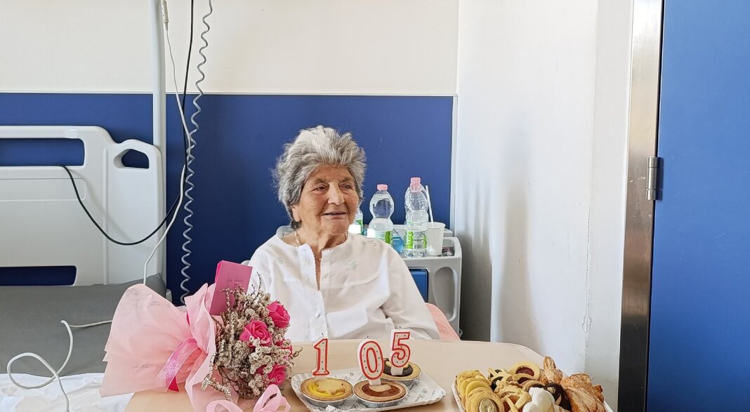 Anziana di 105 anni già in piedi dopo pochi giorni dall'operazione al femore a Pistoia (foto Asl Toscana Centro)