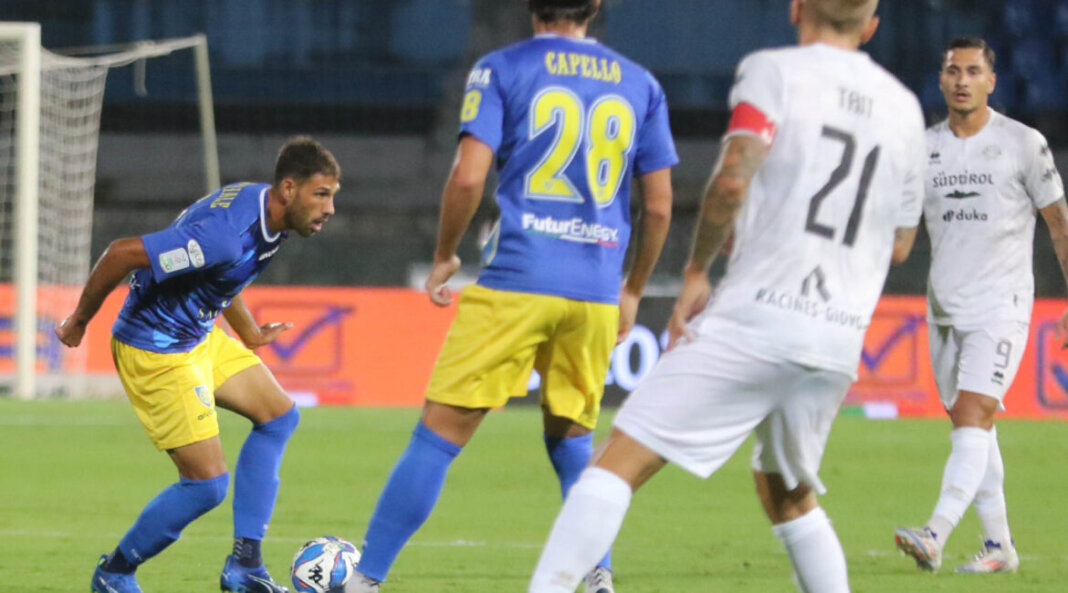 C'è entusiasmo per la prima storica vittoria della Carrarese nel campionato di serie B (foto FB Carrarese Calcio)