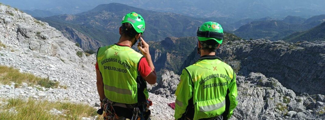 Muore dopo la caduta per oltre 100 metri in un dirupo (foto Soccorso Alpino e Speleologico Toscano)