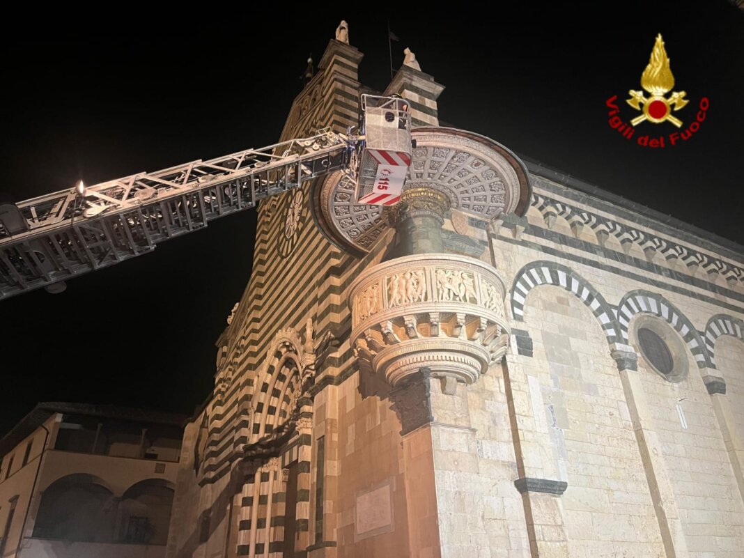 Prato, vigili del fuoco al Duomo per il distacco parziale di una formella del pulpito di Donatello