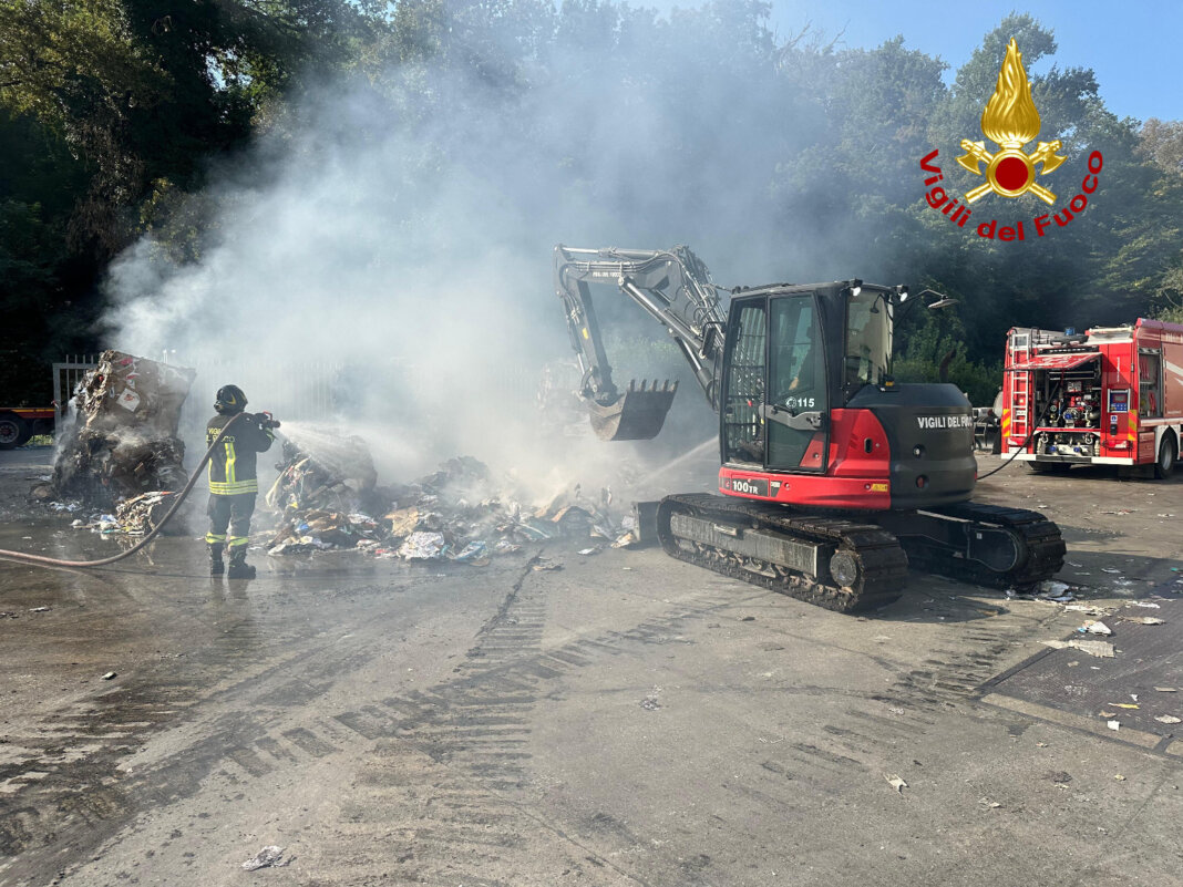 Fiamme in un impianto di smaltimento della carta a Terranuova Bracciolini (foto vigili del fuoco)