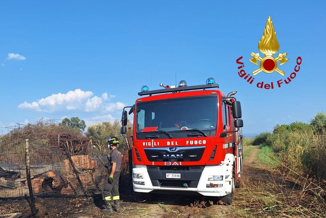 incendio di sterpaglie lungo le sponde del serchio in fumo 4mila metri quadri da Corrieretoscano.it incendio di sterpaglie lungo le sponde del serchio in fumo 4mila metri quadri
