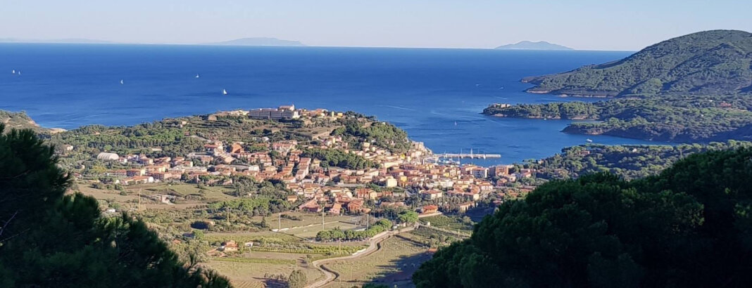 Carcere Porto Azzurro, detenuto appeso a venti metri altezza