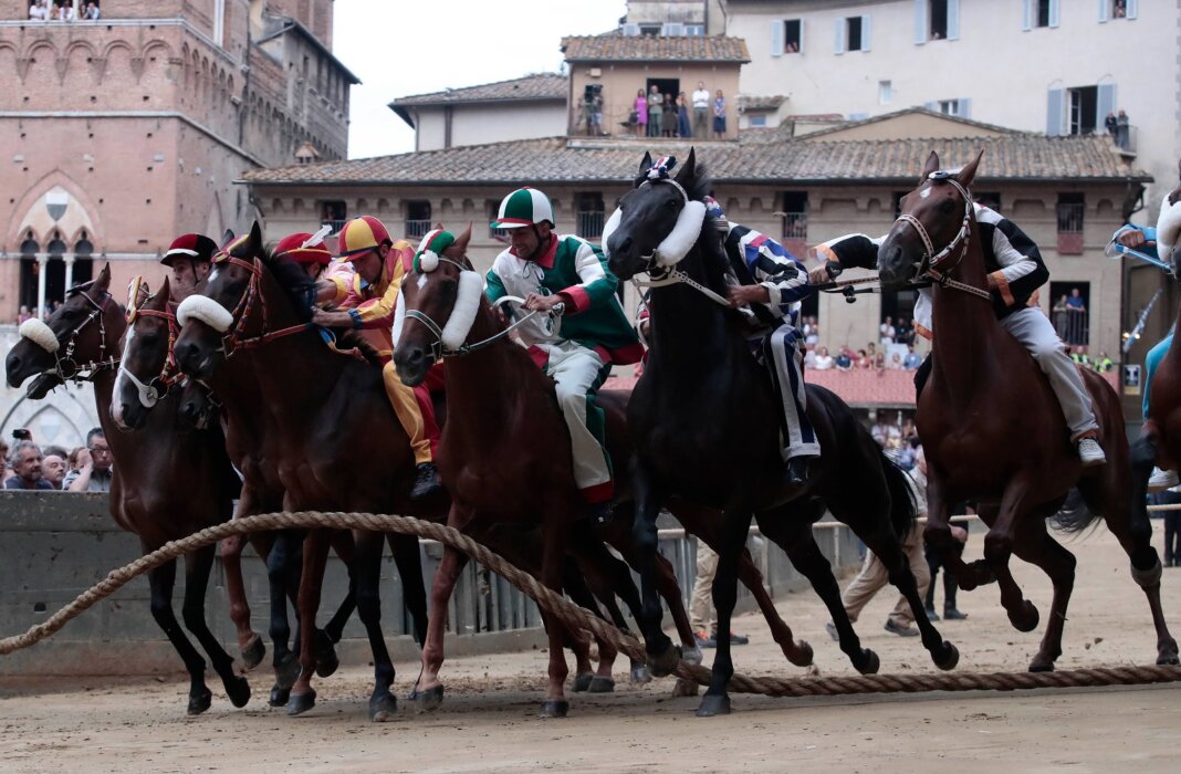 Rinviata per la pioggia la carriera del Palio del 16 agosto (foto della prova generale del Comune di Siena)