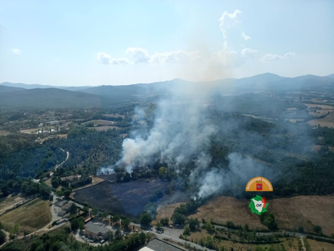 Fiamme nelle vicinanze dell'abbazia di San Galgano (foto Toscana Notizie)