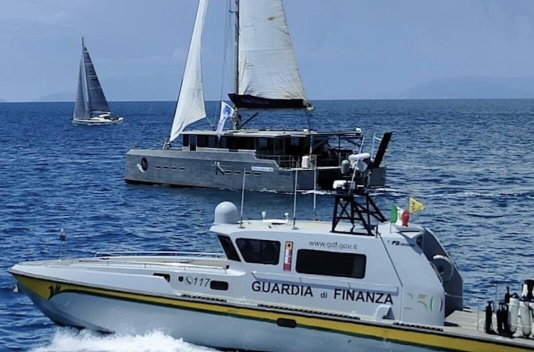 Maximulta della Guardia di Finanza per la barca a vela a noleggio senza autorizzazioni (Foto Sala Stampa Guardia di Finanza)