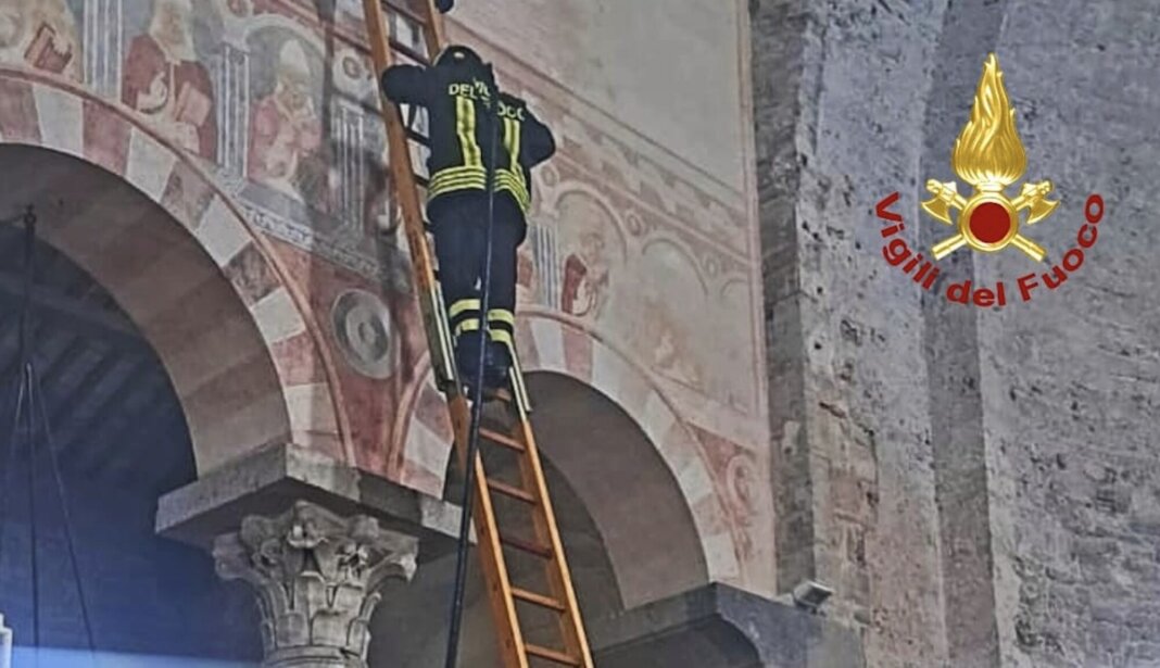 Principio di incendio a causa di un fulmine alla basilica di San Piero a Grado a Pisa (foto vigili del fuoco)