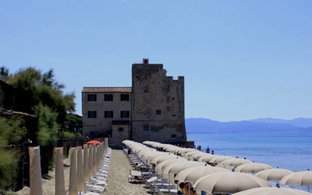 Un uomo di 70 anni è morto per un malore sulla spiaggia di Torre Mozza a Piombino (foto portale turistico Follonicaonline)