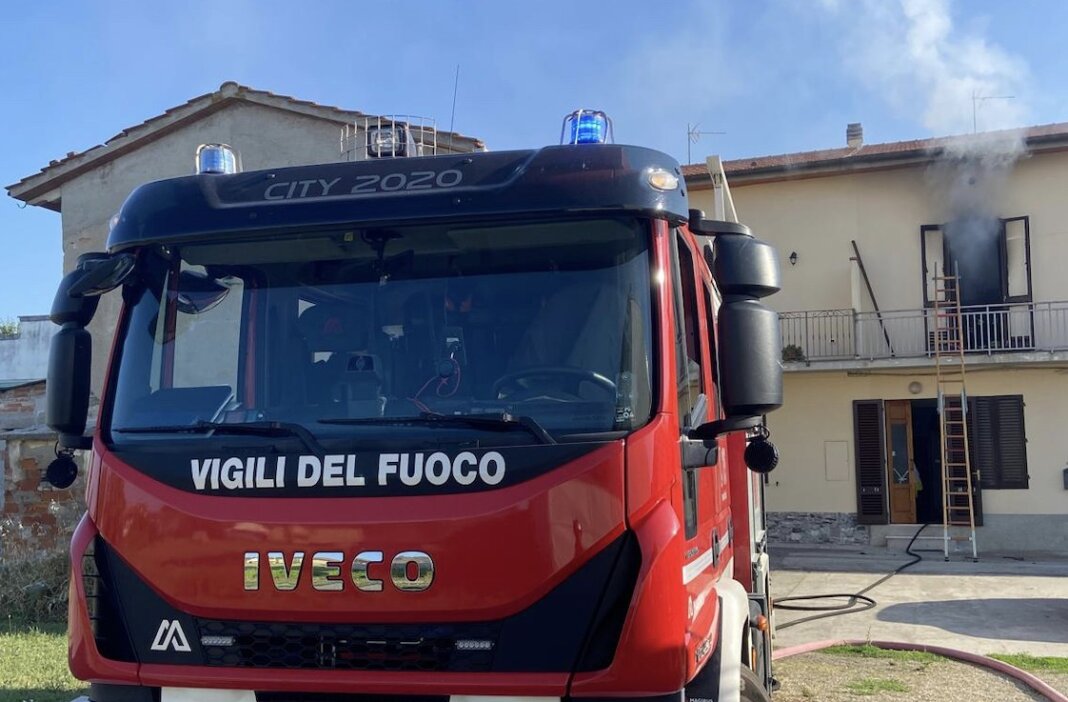 Incendio in abitazione a Prato: un uomo e l'anziana madre finiscono in ospedale (foto vigili del fuoco)