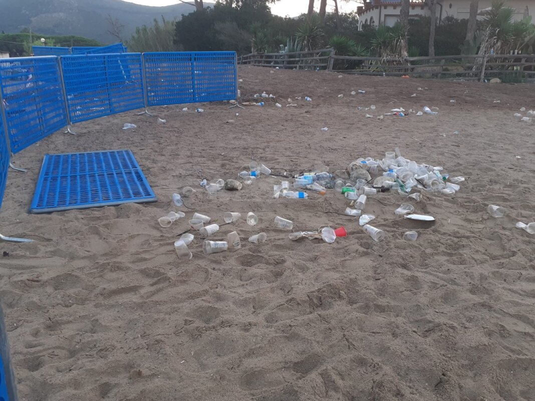 Spiaggia di Lacona, rifiuti dopo festa patrona. Legambiente: 