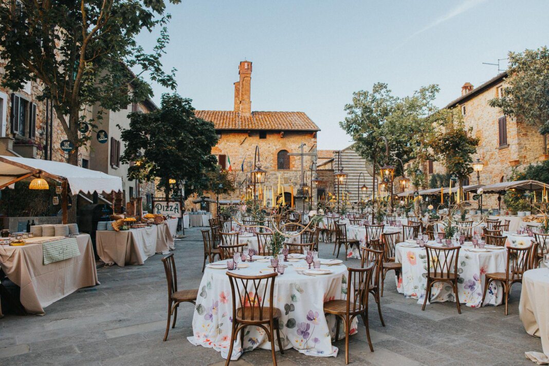 La cena in piazza a Lucignano ha unito insieme chef e appassionati di cucina (foto ufficio stampa)