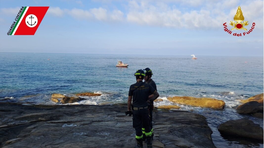 Gravissimo dopo la caduta sugli scogli di Calafuria, intervengono Guardia Costiera e vigili del fuoco