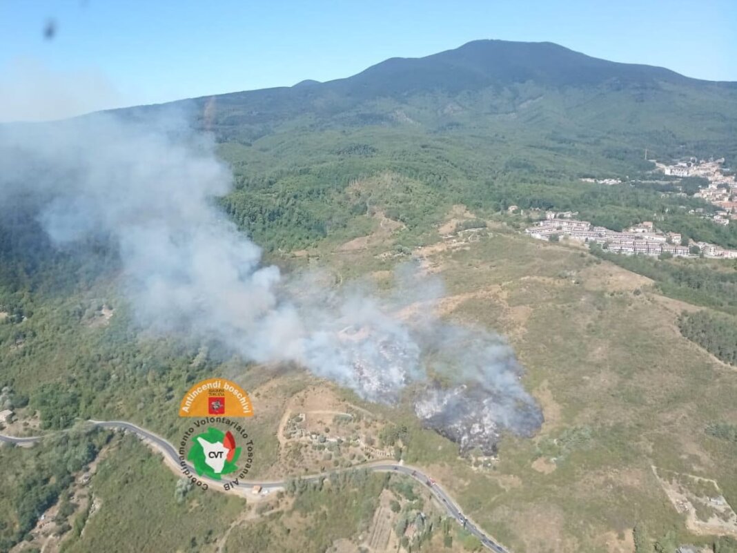 Incendio alle pendici del monte Amiata minaccia anche alcune case (foto Toscana Notizie)