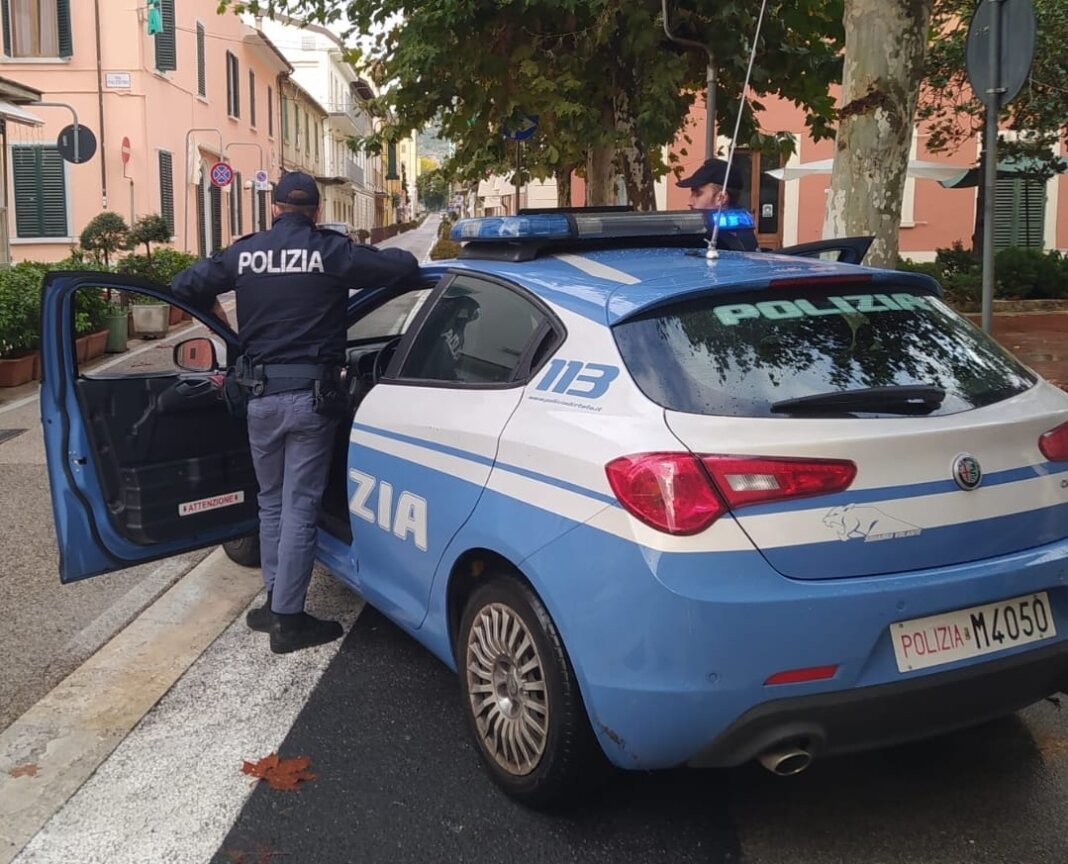 Tre denunciati per una rapina violenta di notte in centro a Montecatini (foto Questure sul web)