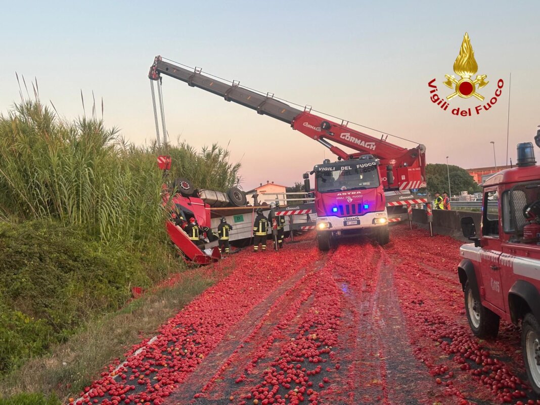 pomodori camion incidente