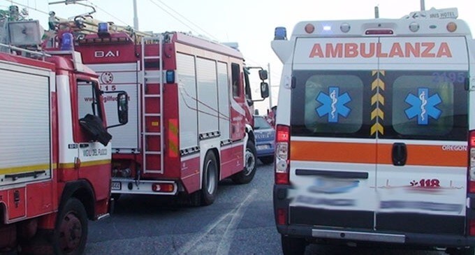 Paura per un incendio in un locale di Pisa: tre in ospedale, evacuato un palazzo