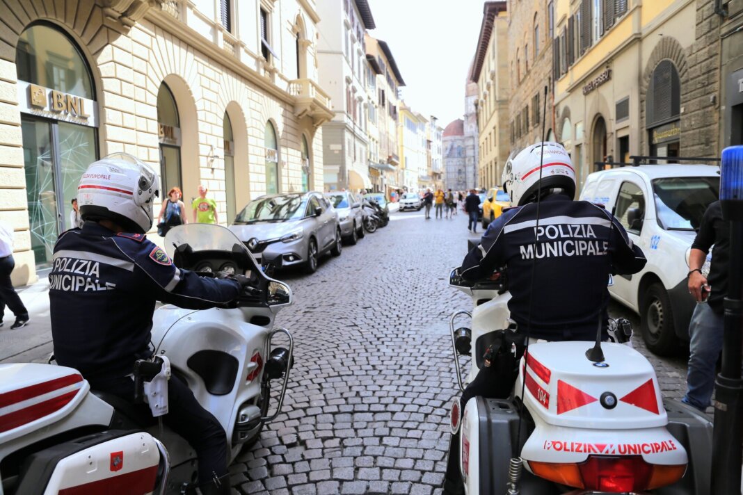 Ritrovate in un mese dalla polizia municipale 15 auto e 2 bici rubate (foto Met)