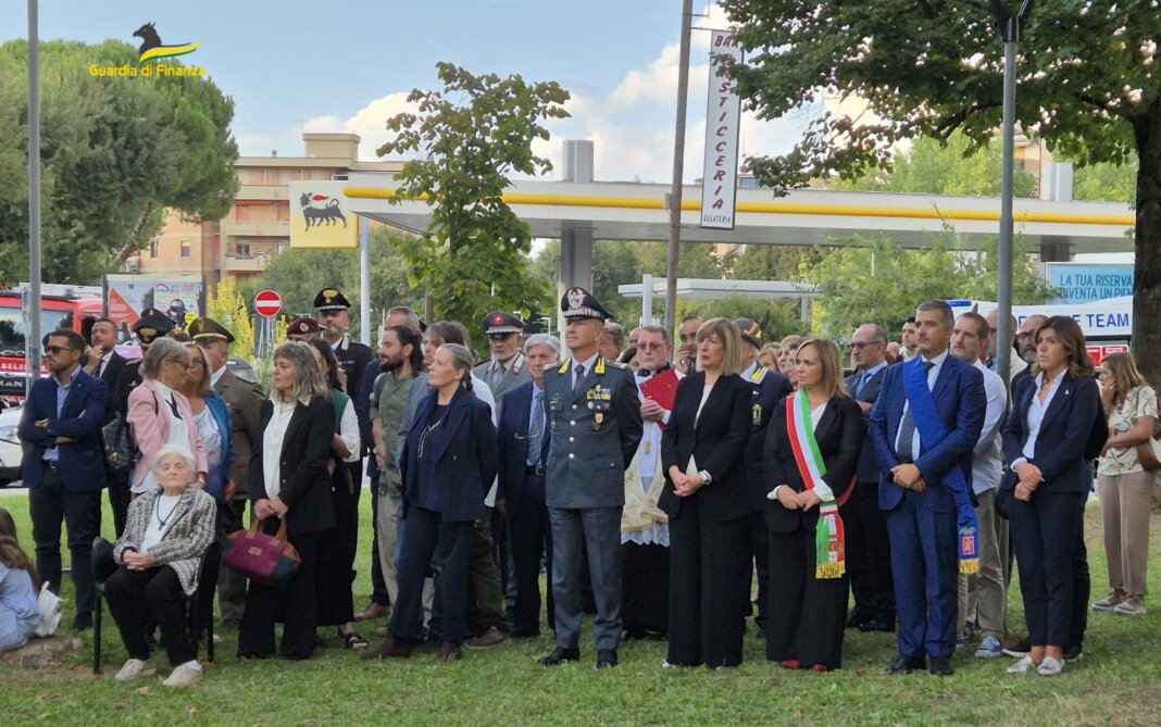 Intitolati al sottobrigadiere della Finanza Renato Mecacci i giardini pubblici di Poggibonsi